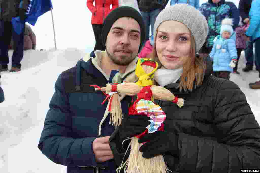 Кулларына кечкенә карачкы-курчаклар тоткан яшь пар