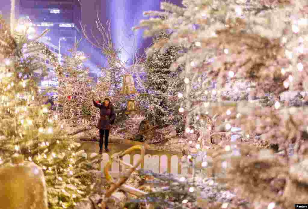 Женщина фотографируется во время Адвента в Загребе, Хорватия, 16 декабря 2025 года. REUTERS/Antonio Bronic