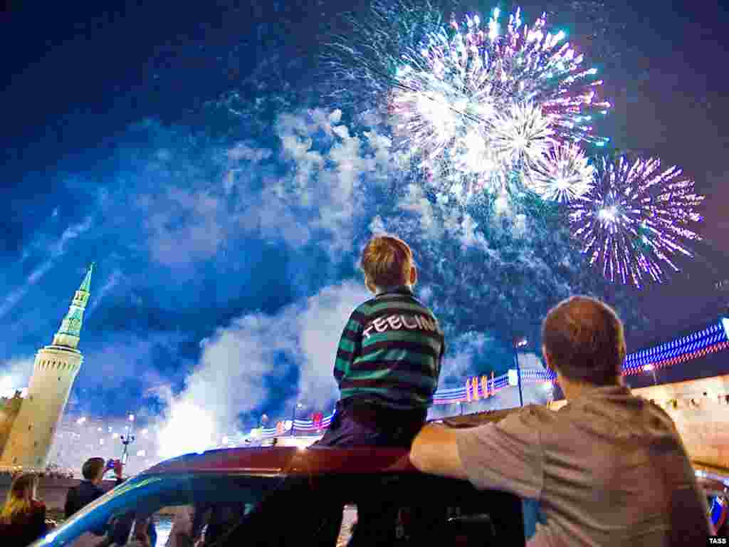 Russia -- Fireworks go off above Vasilyevsky Slope outside Red Square during Moscow's Day of the City festivities, 06Sep2009 - ITAR-TASS 53: MOSCOW, RUSSIA. SEPTEMBER 6, 2009. Fireworks go off above Vasilyevsky Slope outside Red Square during Moscow's Day of the City festivities. (Photo ITAR-TASS / Maxim Shemetov) 53. Россия. Москва. 6 сентября. Фейерверк на Васильевском спуске в День города. Фото ИТАР-ТАСС/ Максим Шеметов