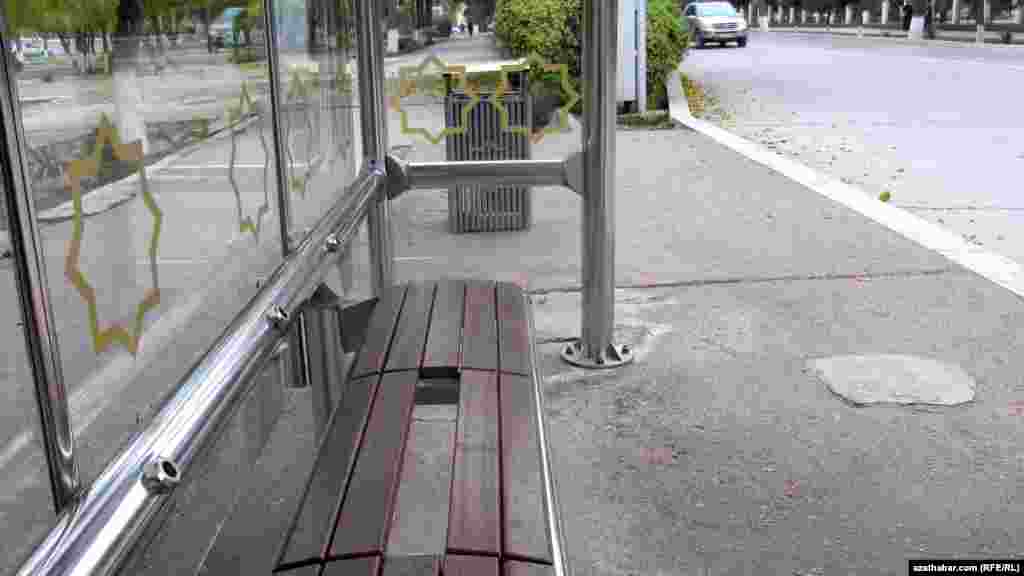 Aşgabadyň Görogly köçesiniň ugrunda ýerleşýän Milli konserwatoriýanyň golaýyndaky awtobus duralgasynda döwülen oturgyç. Ýaşaýjylaryň käbirleri soňky ýyllarda gurlan bu täze awtobus duralgalarynda näsazlyklar emele gelen mahaly, olara wagtynda üns berilmeýändigini aýdýarlar. Şol bir wagtda paýtagtyň köçeleriniň käbir böleklerinde bolsa, asla awtobus duralgasynyň ýokdugy habar berilýär.