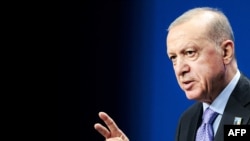 Presidenti i Turqisë, Recep Tayyip Erdogan, gjatë konferencës për media në Hagë. 