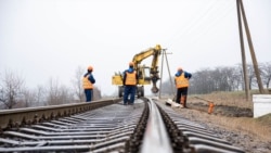 Muncitori de la Căile Ferate repară infrastructura feroviară pe tronsonul Tighina-Basarabeasca-Giurgiulești, ianuarie 2023.
