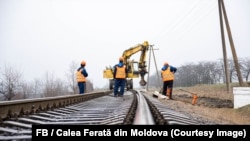 Muncitori de la Căile Ferate repară infrastructura feroviară pe tronsonul Tighina-Basarabeasca-Giurgiulești, ianuarie 2023.
