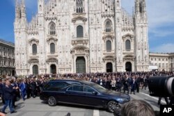 خودروی حامل تابوت سیلویو برلوسکونی در پایان مراسم تشییع جنازه‌اش از کلیسای جامع میلان در شمال ایتالیا، ۱۴ ژوئن ۲۰۲۳