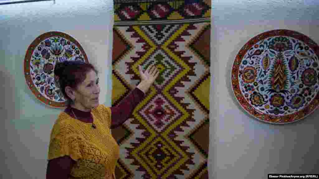 Мастерица Сабрие Эюпова и ее килим на выставке &laquo;Крымское соцветие&raquo;