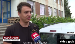 Колишній російський військовослужбовець Андрій Бровін розказує, що працює волонтером за завданням Аксьонова. Скріншот відео каналу «Крым 24», опублікованого 14 липня 2026 року