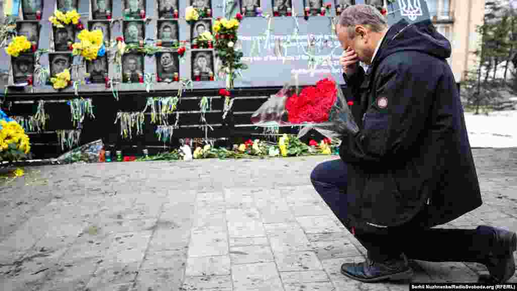 Чоловік плаче під час вшановували пам&rsquo;яті Героїв Небесної сотні, Київ, 21 листопада 2018 року ПЕРЕГЛЯНЬТЕ ФОТОГАЛЕРЕЮ