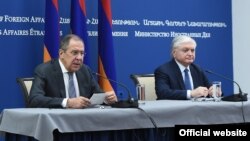Sergey Lavrov (solda) və Edvard Nalbandyan Yerevanda keçirilmiş mətbuat konfransında