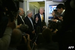 Президент США Дональд Трамп у супроводі сенатора США Ліндсі Грема спілкується з журналістами на борту літака Air Force One дорогою назад до Вашингтона, округ Колумбія, США, 4 січня 2026 року