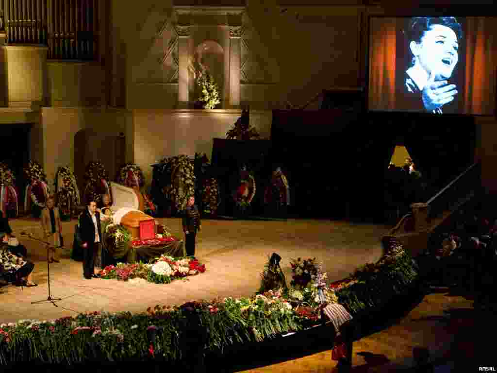 В концертном зале имени Чайковского в Москве прощаются с народной артисткой СССР Людмилой Зыкиной