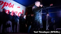 Евгения Чирикова во время выступления на митинге "Ваши выборы - фарс!" на Чистопрудном бульваре в Москве, 5 декабря 2011