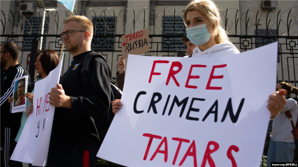 &laquo;FREE CRIMEAN TATARS&raquo;: участники акции призывают освободить задержанных российскими силовиками в Крыму крымских татар