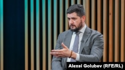 Ministrul Energiei, Dorin Junghietu, în studioul Europei Libere, în timpul înregistrării podcastului video Pe Agendă din 13 ianuarie 2026.