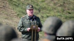 Александр Лукашенко заявил, что «если начнутся военные действия в активной фазе на Донбассе, то белорусская армия поведет себя так же, как и российская»