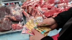 Ет базарында ақшасын санап тұрған адам. Алматы облысы, 6 ақпан 2026 жыл.