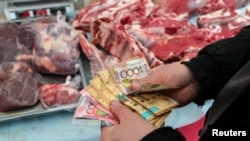 Ет базарында ақшасын санап тұрған адам. Алматы облысы, 6 ақпан 2026 жыл.