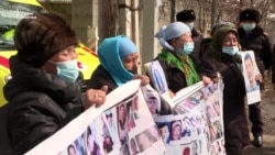 Пикеты у консульства Китая в Алматы: полиция оттесняет протестующих