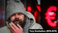 бездомник на улиците на Москва