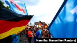 Suporterii AfD, într-o acțiune de protest la Berlin, 27 mai 2018