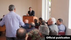 Amenia - Agriculture Minister Ignati Arakelian meets with grape farmers in Aghavnadzor village, 28Sep2016.