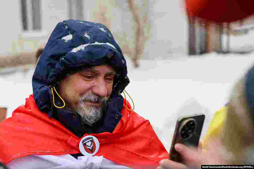 Батько вперше розмовляє з сином, який повернувся з російського полону. «Три роки і майже три місяці без одного дня. Але трьох місяців вже не буде», – каже Іван про сина