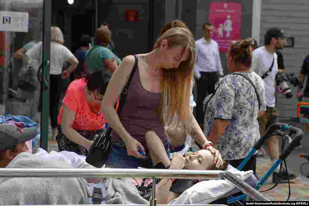 Евакуація дітей із лікарні «Охматдит» у Києві після ракетногоудару Росії. Липень 2024 року