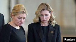 Prima doamnă a Ucrainei, Olena Zelenska (dreapta), la Westminster Hall, unde a fost depus în ultimele zile sicriul Reginei Elisabeta a II-a.