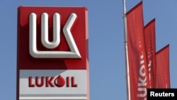 Logoja e Lukoil-it shfaqet në një pikë karburanti në Bukuresht, Rumani, 23 tetor 2025.
