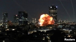 آتش ناشی از اصابت یک موشک ایران به شهر تل‌آویو در اسرائیل در جریان جنگ ۴۰ روزه