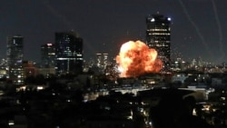 Вибух, спричинений ударом снаряда після того, як Іран запустив ракети по Ізраїлю та Тель-Авіву, 28 лютого 2026 року