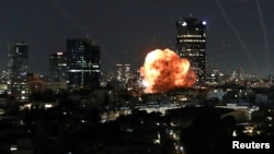 Вибух, спричинений ударом снаряда після того, як Іран запустив ракети по Ізраїлю та Тель-Авіву, 28 лютого 2026 року