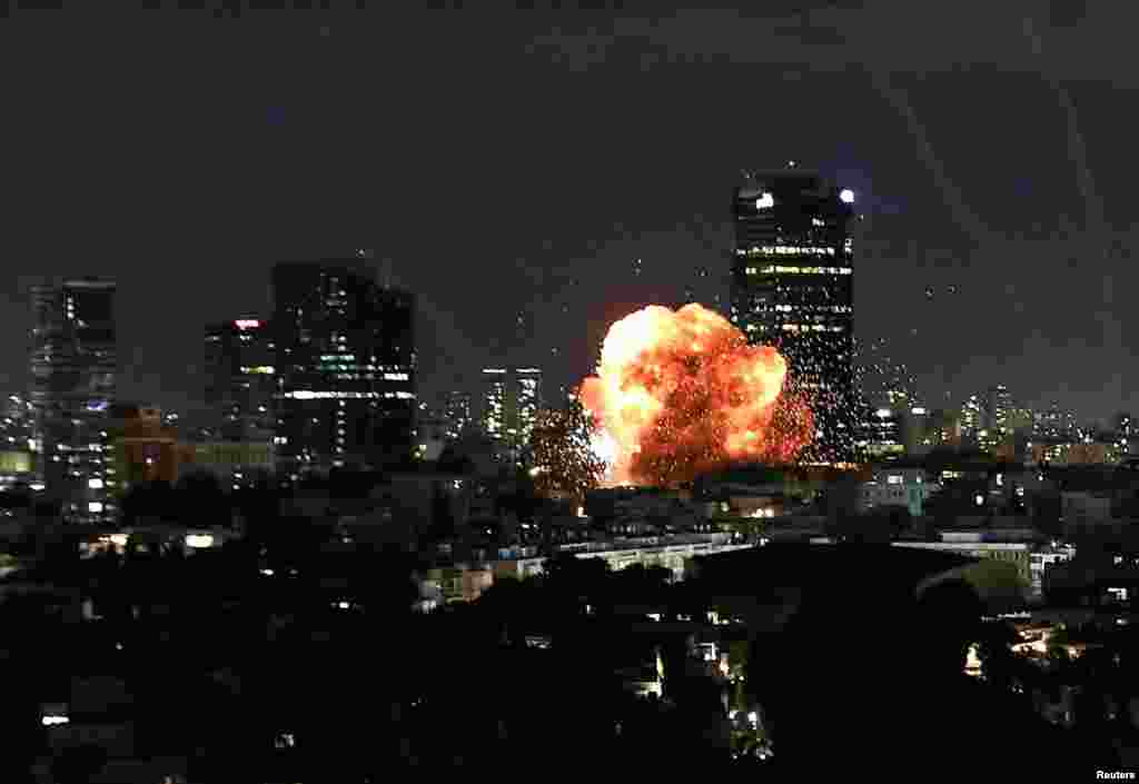 Взрыв, вызванный ударом снаряда после того, как Иран запустил ракеты по Израилю в ответ на удары Израиля и США по Ирану, в Тель-Авиве, Израиль, 28 февраля 2026 года. REUTERS/Gideon Markowicz