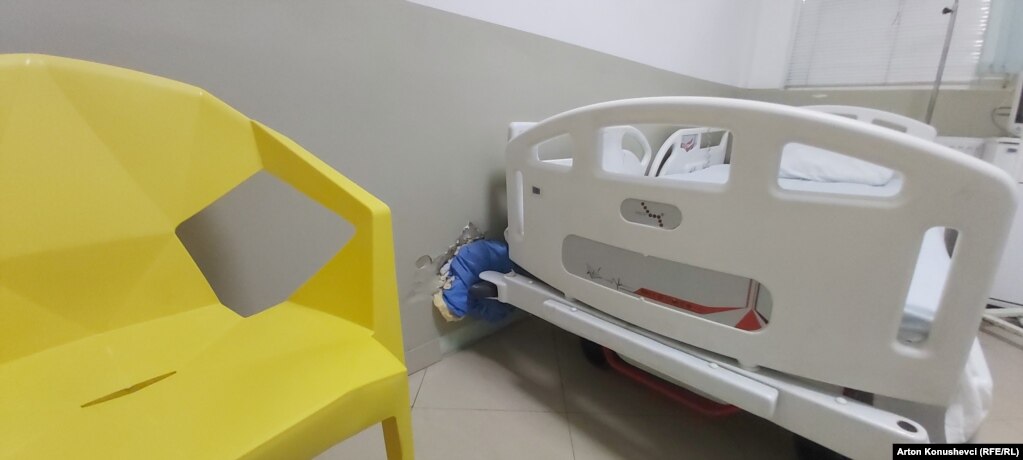 Vrima në mur të një dhome e mbyllur me mantel të mjekëve.