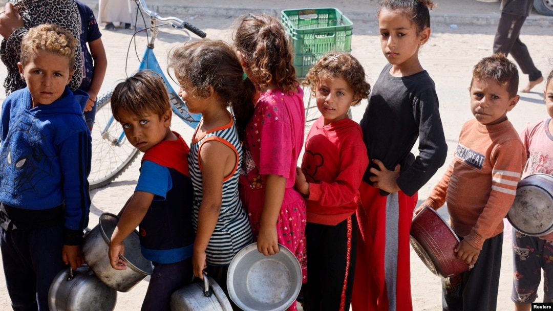 Zeci de copii din Gaza au murit din cauza subnutriției. În cele aproape 15 luni de război, accesul ajutoarelor umanitare a fost restricționat până la punctul în care Israelul a creat condiții copleșitoare de foamete în Gaza.