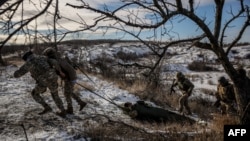 Військовослужбовці підрозділу протиповітряної оборони 24-ї окремої механізованої бригади імені Короля Данила під час занять з тактичної медицини в Донецькій області, 14 грудня 2024 року