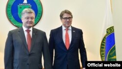 Президент України Петро Порошенко і міністр енергетики США Рік Перрі під час зустрічі 20 червня 2017 року 