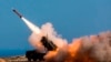 Ushtarë gjermanë të caktuar në Flotën e Mbrojtjes Ajrore dhe Raketore të Sipërfaqes Nr. 1 qëllojnë me sistemin e armëve Patriot në Instalacionin e Qitjes me Raketa të NATO-s, në Hania, Greqi, më 8 nëntor 2017.