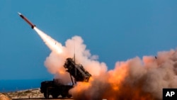 Ushtarë gjermanë të caktuar në Flotën e Mbrojtjes Ajrore dhe Raketore të Sipërfaqes Nr. 1 qëllojnë me sistemin e armëve Patriot në Instalacionin e Qitjes me Raketa të NATO-s, në Hania, Greqi, më 8 nëntor 2017.