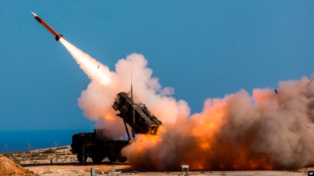 Soldații germani lansează o rachetă cu un sistem Patriot, construit în SUA, în timpul unui exercițiu NATO în Grecia (fotografie de arhivă).