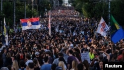 Flamuj me hartën e Kosovës dhe simbolet e flamurit serb në të, janë parë disa herë në protestat e mbajtura në Beograd dhe qytete tjera të Serbisë.