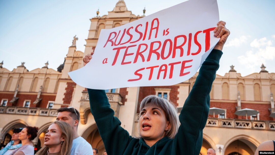 Архивный снимок, сделанный в Кракове 17 июля 2022 года в ходе кампании за признание России "террористическим государством"