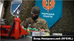 У майстерні 310-го полку РЕБ ВМС ЗСУ досліджують збиті російські безпілотники – від FPV до «Шахедів»