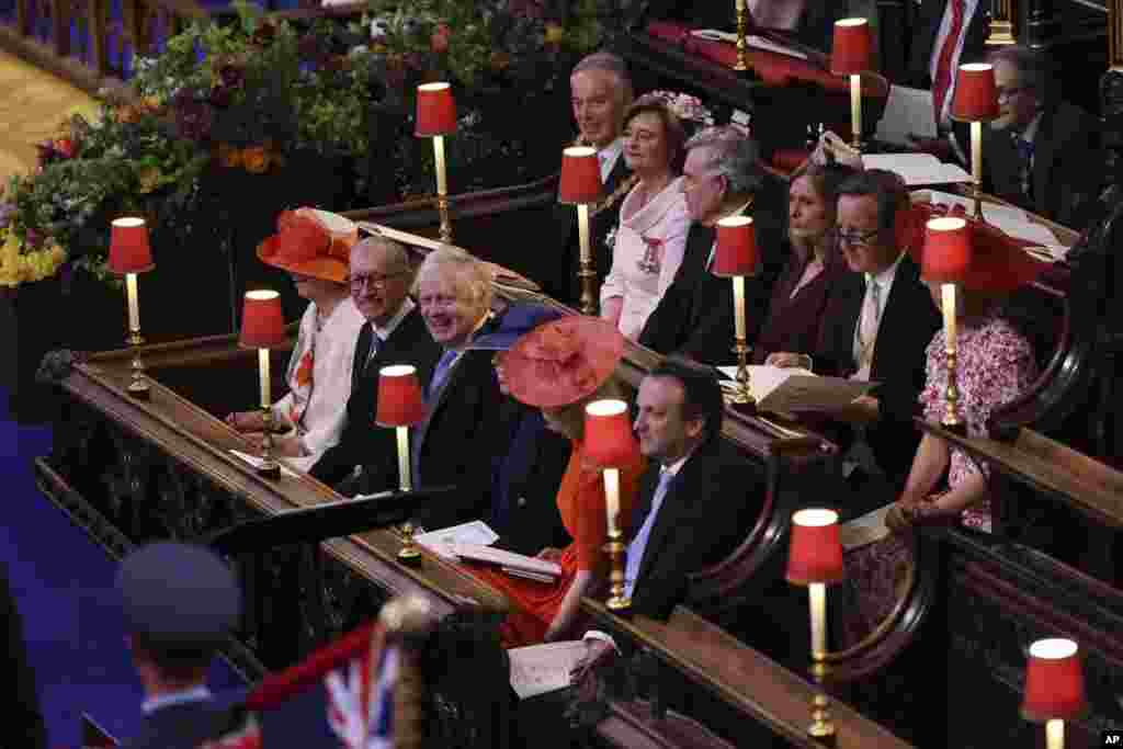 De la stânga la dreapta, foștii premieri Tony Blair, Gordon Brown, David Cameron, Theresa May, Boris Johnson și Liz Truss, împreună cu partenerii lor, stau la Westminster Abbey, înainte de încoronarea regelui Charles al III-lea și a Camillei, Regina Consoartă. Sâmbătă, 6 mai 2023. (Richard Pohle /Pool via AP)
