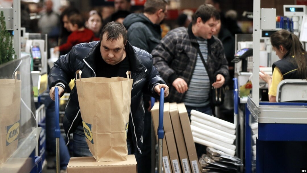 Москвичи скупают товары в магазине IKEA