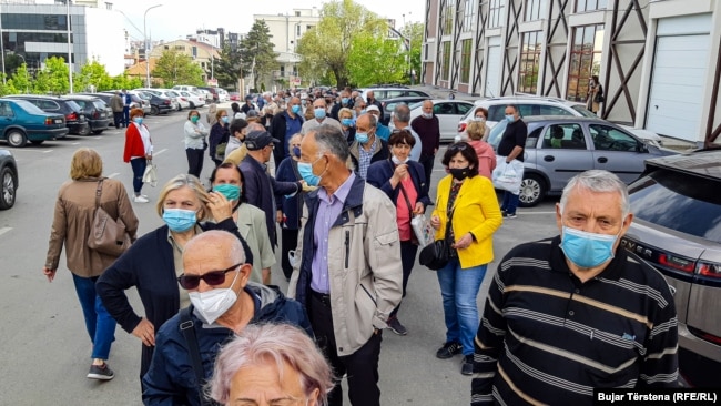 Qytetarët presin për të marrë vaksina para sallës 1 Tetori në Prishtinë.