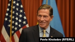 Senatorul democrat american Richard Blumenthal în vizită la Kiev, pe 26 august 2026.
