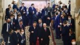 Қытай төрағасы Си Цзиньпин мен Ресей президент Владимир Путин Кремльдегі қабылдаудан шығып барады. Мәскеу, 21 наурыз, 2023 жыл.