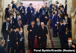Президент России Владимир Путин и председатель Китая Си Цзиньпин покидают Кремль после приёма в честь визита китайского лидера в Москву. Россия, 21 марта 2023 года