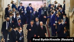 Рускиот претседател Владимир Путин и кинескиот претседател Си Џинпинг присуствуваат на прием во Москва