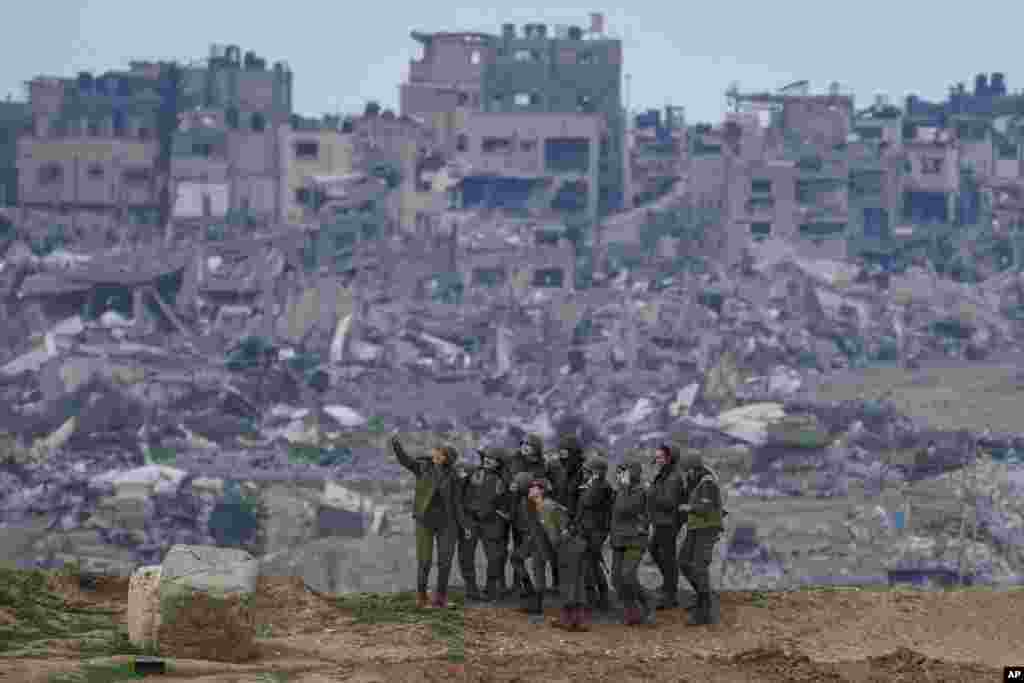 عکس گرفتن چند سرباز اسرائیلی در مرز نوار غزه در جنوب اسرائیل، ۱۹ فوریه ۲۰۲۴ 